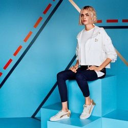 Cara Delevingne en la nueva colección 'Suede Bow Varsity' de Puma