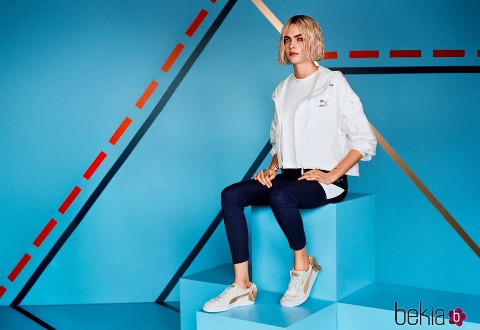 Cara Delevingne en la nueva colección 'Suede Bow Varsity' de Puma