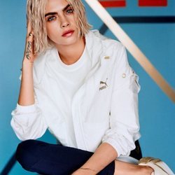 Cara Delevingne con prendas de Puma y zapatillas 'Suede Bow Varsity'