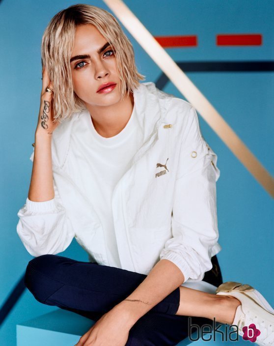 Cara Delevingne con prendas de Puma y zapatillas 'Suede Bow Varsity'