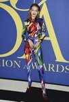 Gigi Hadid con un mono de Versace en los CFDA Fashion Awards 2018