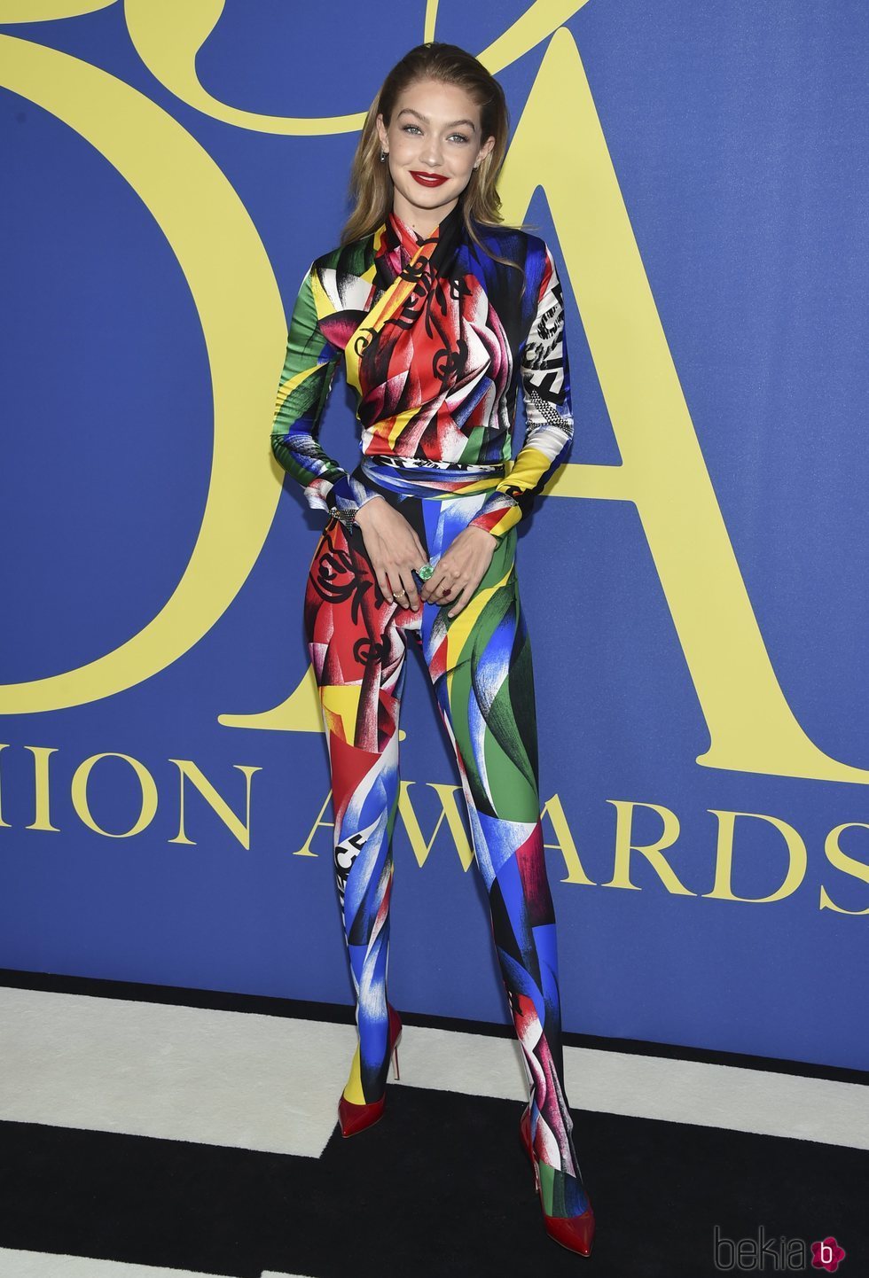 Gigi Hadid con un mono de Versace en los CFDA Fashion Awards 2018
