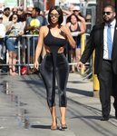 Kim Kardashian con un 'total look' negro en Hollywood 2018