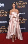 Rainy Milo con un vestido rosa pastel en la premiere de 'Christopher Robin' 2018