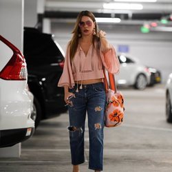 Sofía Vergara con unas sandalias de purpurina gris 2018