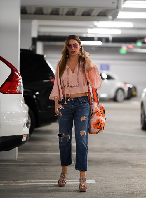 Sofía Vergara con unas sandalias de purpurina gris 2018