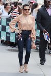 Alyssa Milano con una blusa en color nude en Nueva York 2018