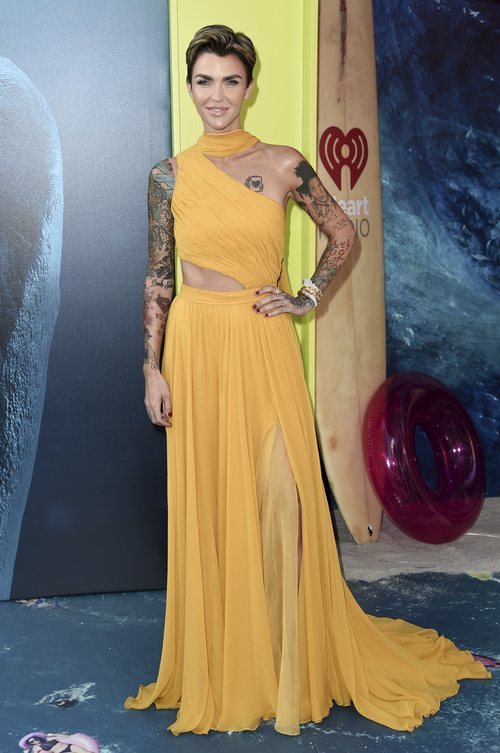 Ruby Rose con un vestido amarillo en la premiere de 'The Meg' en Los Ángeles 2018