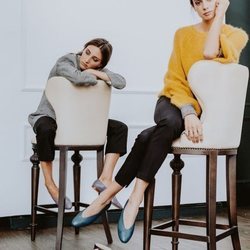 Modelos posando con modelos de bailarinas de la pre-colección de la firma española Bobo's 2018