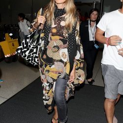 Heidi Klum con una blusa estampada en el aeropuerto de Los Ángeles 2018