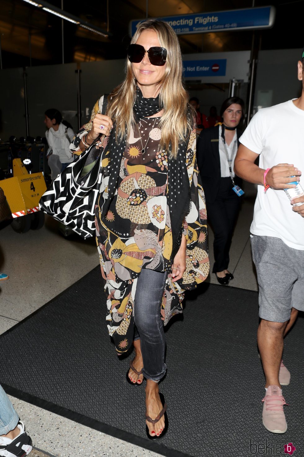 Heidi Klum con una blusa estampada en el aeropuerto de Los Ángeles 2018