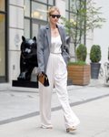 Rosie Huntington-Whiteley con un traje blanco por Nueva York 2018