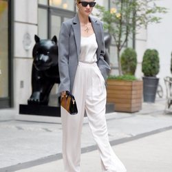 Rosie Huntington-Whiteley con un traje blanco por Nueva York 2018