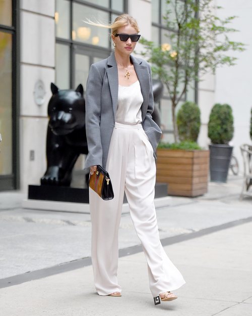Rosie Huntington-Whiteley con un traje blanco por Nueva York 2018