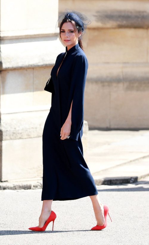 Victoria Beckham con un vestido midi en la boda del Príncipe Harry y Meghan Markle 2018
