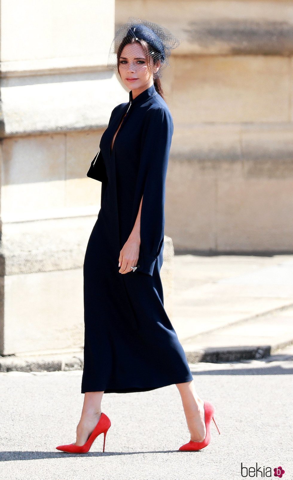 Victoria Beckham con un vestido midi en la boda del Príncipe Harry y Meghan Markle 2018