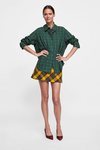 Modelo Carmen Kass con una blusa de cuadros de la colección de otoño de Zara 2018
