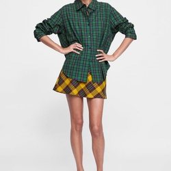 Modelo Carmen Kass con una blusa de cuadros de la colección de otoño de Zara 2018