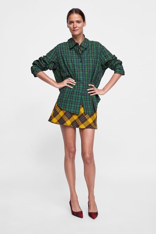 Modelo Carmen Kass con una blusa de cuadros de la colección de otoño de Zara 2018