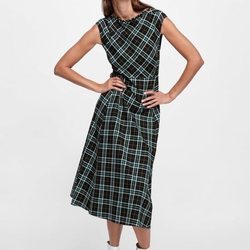 Carmen Kass con un vestido midi de cuadros de la colección de otoño de Zara 2018