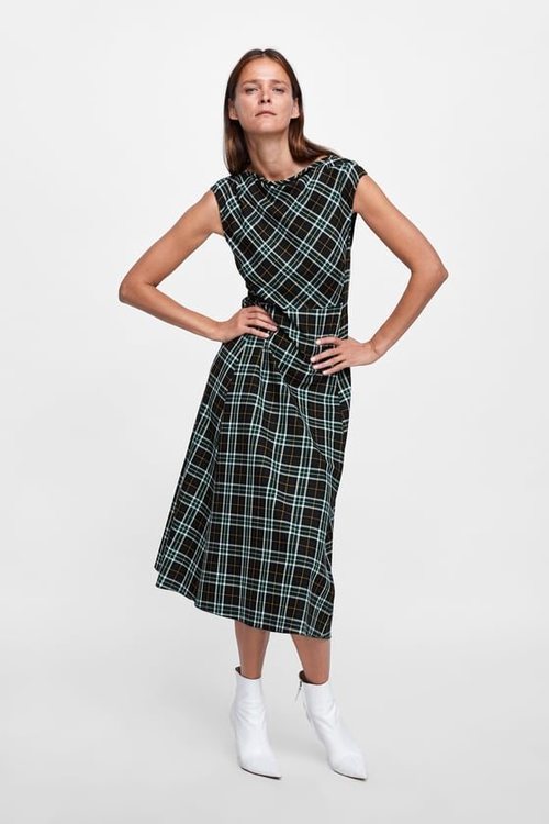 Carmen Kass con un vestido midi de cuadros de la colección de otoño de Zara 2018