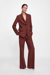 Carmen Kass con un traje de cuadros de la colección de otoño de Zara 2018