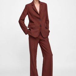 Carmen Kass con un traje de cuadros de la colección de otoño de Zara 2018