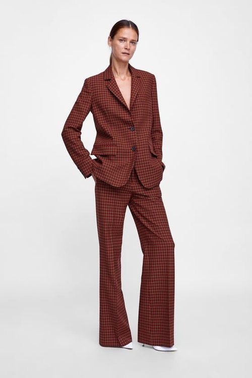 Carmen Kass con un traje de cuadros de la colección de otoño de Zara 2018