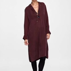 Carmen Kass con una blusa larga de la colección de otoño de Zara 2018