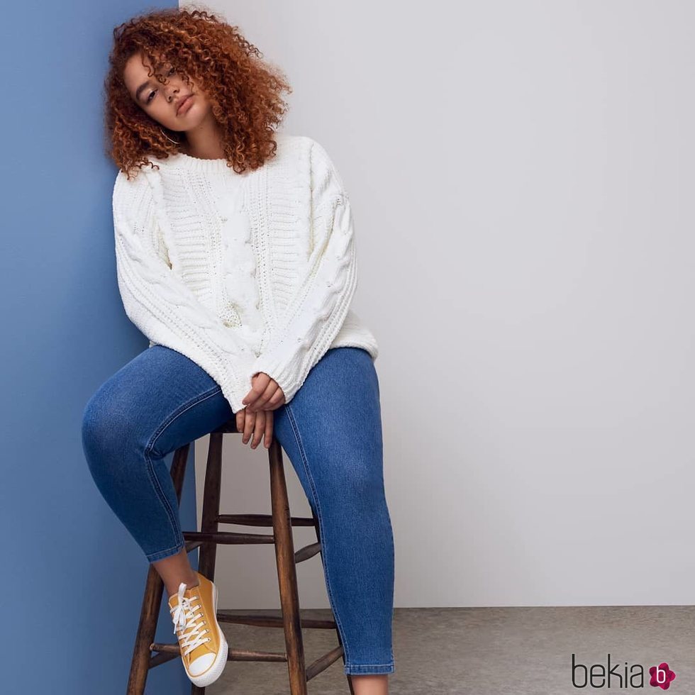 Modelo con una blusa blanca de Primark 2018