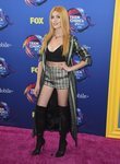 Katherine McNamara con unas botas negras altas en los premios Teen Choice 2018