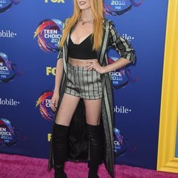 Katherine McNamara con unas botas negras altas en los premios Teen Choice 2018