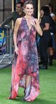 Kara Tointon con un vestido asimétrico en el Festival Cineworld en Londres 2018