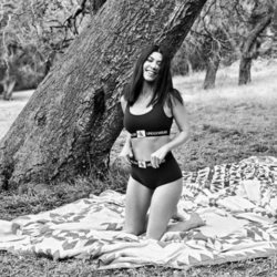 Kourthey Kardashian en ropa interior de color negra de Calvin Klein 2018