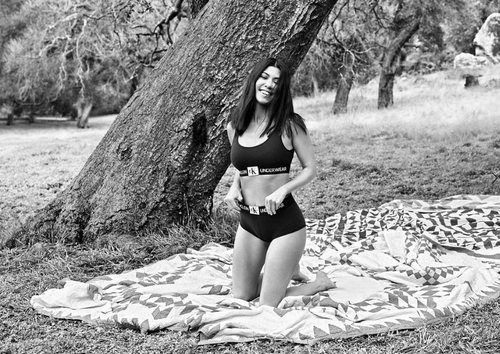 Kourthey Kardashian en ropa interior de color negra de Calvin Klein 2018