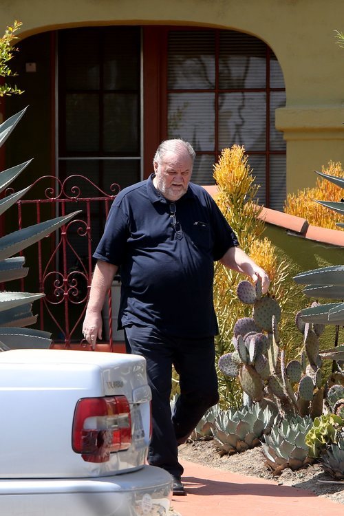 Thomas Markle con un polo azul marino y un pantalón oscuro 2018