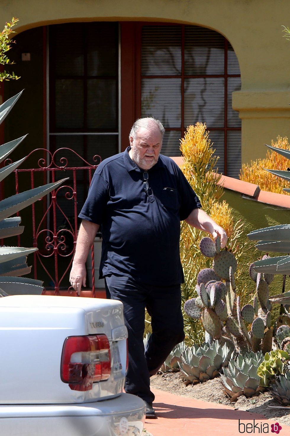 Thomas Markle con un polo azul marino y un pantalón oscuro 2018