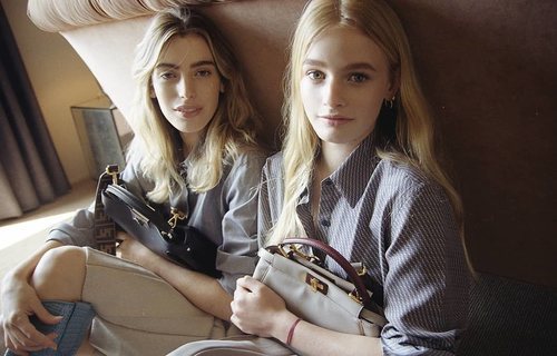 Clara y Esther McGregor posando para la nueva campaña de Fendi 2018
