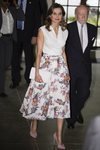 La Reina Letizia con un look lady de flores en su visita oficial a Haití