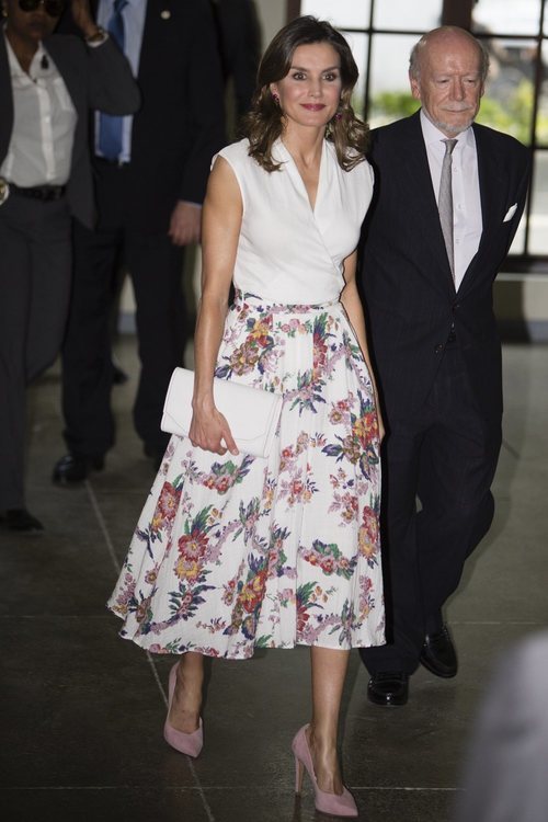La Reina Letizia con un look lady de flores en su visita oficial a Haití