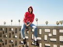 Kaia Gerber con una sudadera roja posando para la colección de Karl Lagerfeld 2018