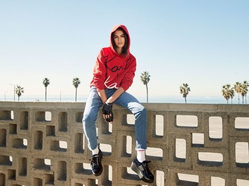 Kaia Gerber con una sudadera roja posando para la colección de Karl Lagerfeld 2018