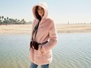 Kaia Gerber con un abrigo rosa de pelo para la colección de Karl Lagerfeld 2018