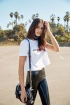 Kaia Gerber con una camiseta blanca de la colección de Karl Lagerfeld 2018
