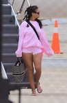 Rihanna con un look rosa chicle aterrizando en Barabados 2018