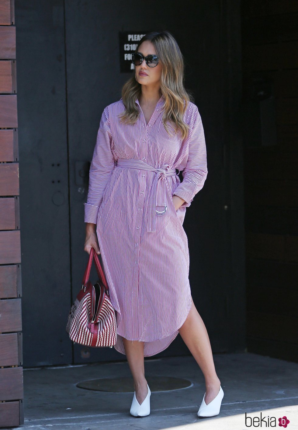 Jessica Alba con un vestido camisero de rayas verticales en Los Ángeles