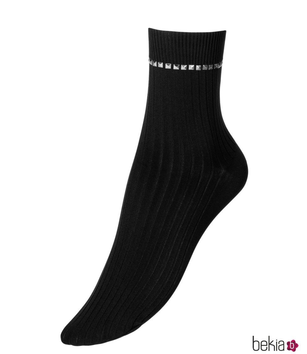 Modelo con tachuelas de la colección otoño/invierno 2018/2019 de calcetines de Wolford