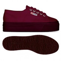 Zapatilla en tono vino de la colección otoño/invierno 2018/2019 de Superga