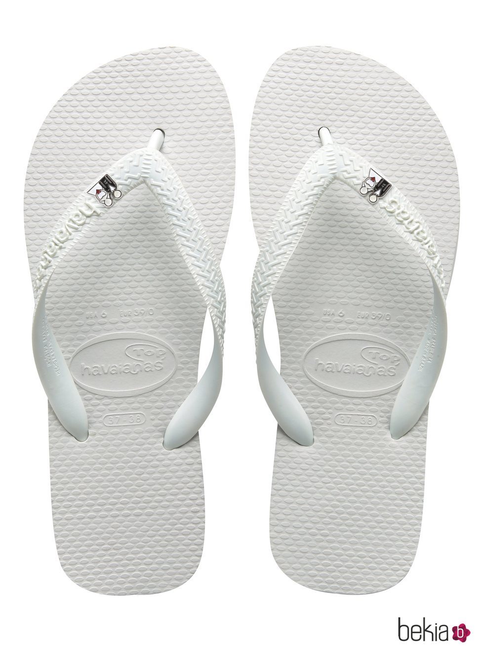Chanclas blancas de la colección Havaianas Wedding con pin pareja
