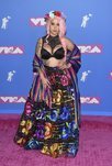 Lily Barrios con una falda de estampado de flores en los Premios VMA'S 2018